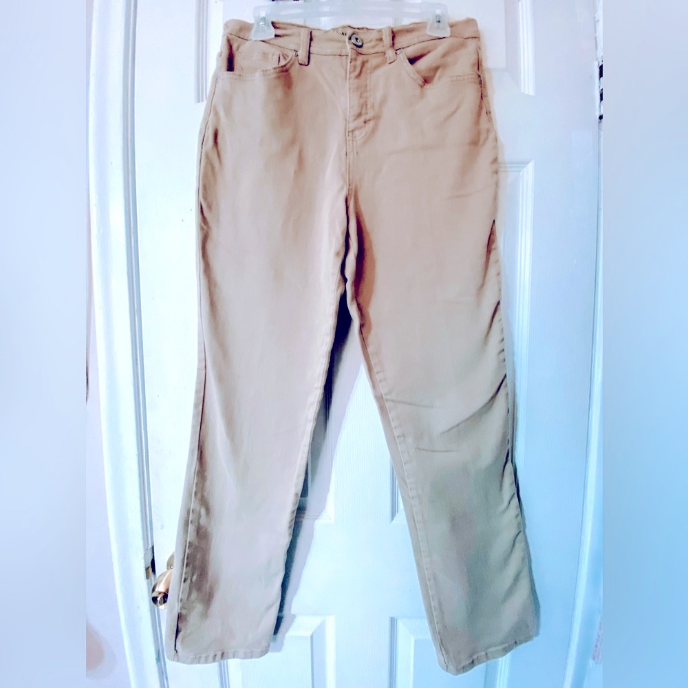 Style & Company Women’s Beige Jeans 98% Cotton straight legs Size 8 NWOT